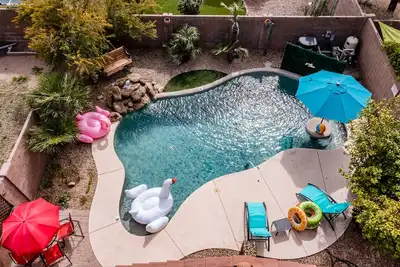 Image de Discover Desert View charm, steps away from shopping at Desert Ridge Marketplace