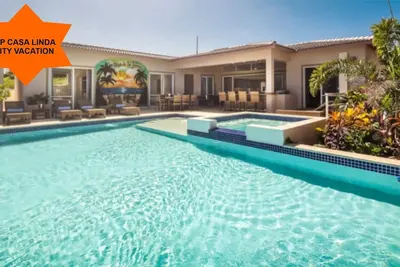 Image de 😎Luxury 4 bdrm Villa -Private Pool- Min. to the beach - Private Chef for hire😎