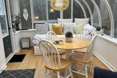 Image de \"Lisette's on Long Hill\", cozy with boho charm