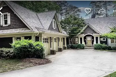 Image de Beautiful lakefront property in Reynolds Lake Oconee.
