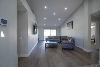 Image de Minutes to Cardinal stadium. West Gate also minutes away for eating and fun.