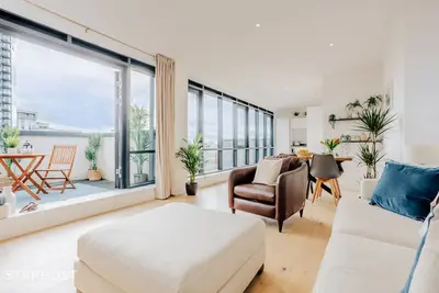 Stunning 2 Bedroom Penthouse Apartment with Marina Views