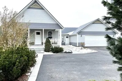 Image de Cozy Cottage Farmhouse w/inviting front porch