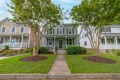 Image de Golf cart included! 5 blocks to the beach, and in historic district!