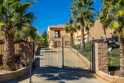 Image de Spacious 6- bedroom, 8 beds, 7 bathroom home with beautiful lake view