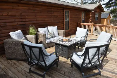 Cozy log cabin, centrally located with covered storage for an Rv/Boat