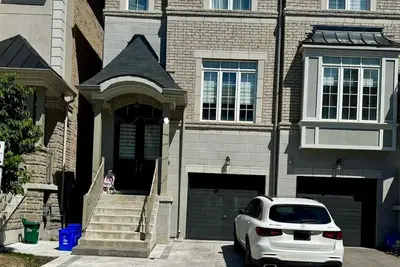 Image de 2 Bedroom with 2 Ensuite Unit in the heart of Richmond HIll.