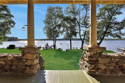 Image de Lake Front Home close to Great Hiking Trails & just 60 minutes from Nyc