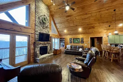 Image de Secluded lakeside cabin, with a salt water pool & hot tub, on 25 acres!