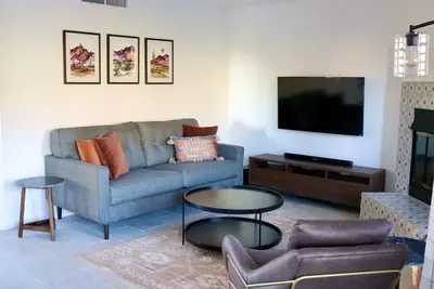 Image de Newly renovated condo with mountain views!