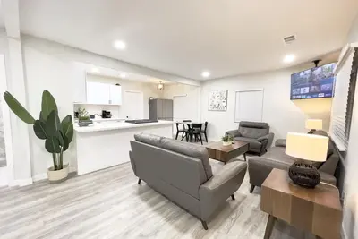 Image de New 3 Br, Gated Parking, Sleep 8, Walk to Blvd