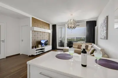 Image de Panorama - Sunset and castle view, 22nd floor, garage, Ac