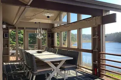 Image de Luxurious Getaway on the Lake with hot tub, pool table, boat dock, covered porch