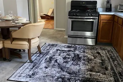 Image de Spacious apartment centrally located. Off street parking.