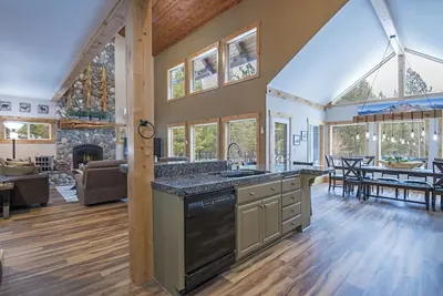 Image de Custom, Pet Friendly, Riverfront Home with a Huge 3 Acre Yard!