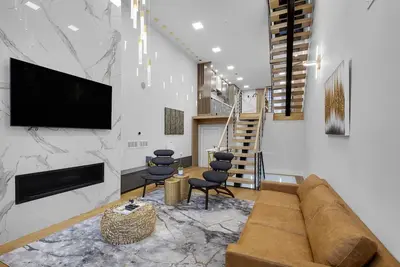 Image de Luxury Downtown Mansion! Garage Parking! Roofdeck!