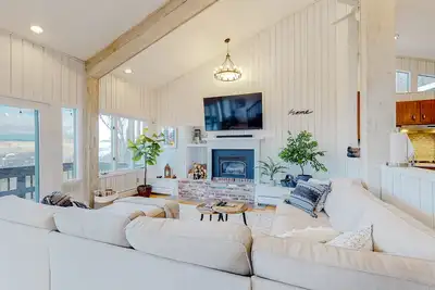 Image de 3-story mountain-view home with fireplace, grill, fast WiFi, deck, streaming, Ac