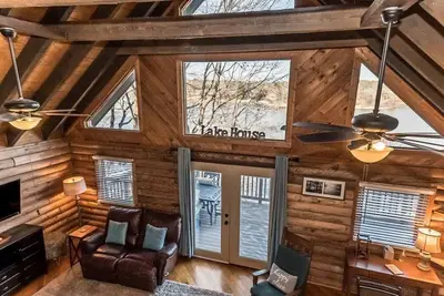 Image de New! The Lake House - Cabin with Hot Tub