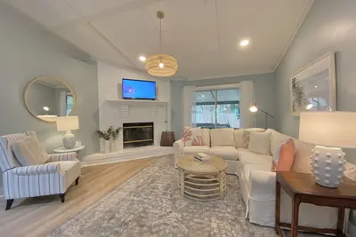 Image de Beautiful beach cottage 1/2 mile to the Sandy Shore!