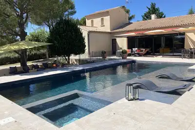 Image de Maison contemporaine avec piscine à 200m du golf