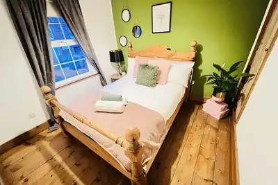 Image de Cosy Cottage in central Reading with free parking, 7 minutes walk to town centre