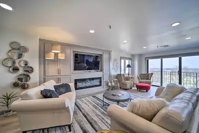 Image de Balcony & Lake View: Modern Condo in Monkey Island