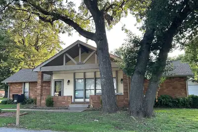 Image de Spacious Lake View with Chef's Kitchen! Two minute walk to lake.