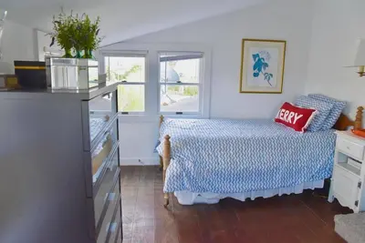 Image de Can a house be too close to the water?  Come find out for yourself!