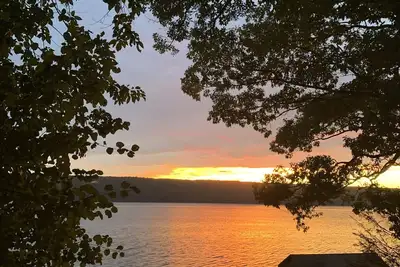 Image de Seneca Lake front cottage on heart of Wine Trail, with gorgeous sunset views.