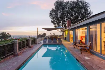 Image de Modern Sunset Home with Outdoor Deck, Pool & Bbq