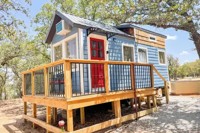 Image de 3 Lakefront Tiny Home | Small Family Glamping Getaway at Lake Eastland