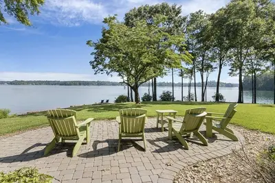 Image de 4 Br- Lakefront and Mountain View home- Close to Clemson