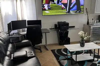 Image de Super Bowl Sleep Over, 1 mile away from stadium