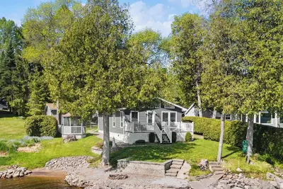 Image de Newly renovated luxury cottage right on water with private beach