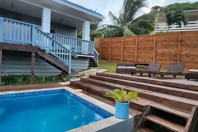 Image de 2 bdrm home with private pool, ocean views & great outdoor Bbq space.