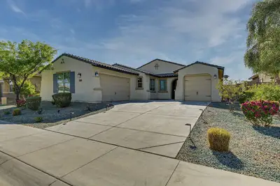 Image de Spacious, clean 4 bd/3 bath house w/ private pool, patio close to sports, hiking