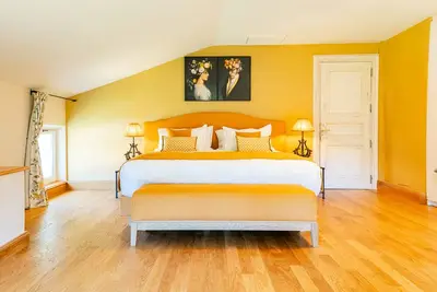 Image de suite spacieuse sur les vignes et le parc