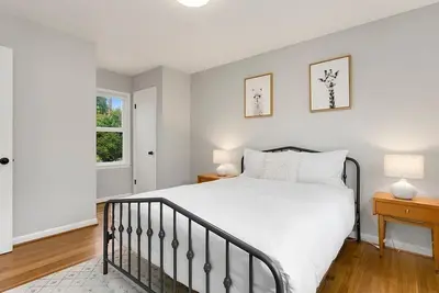 Image de Updated Ne Seattle · 2br · Yard · Near Light Rail