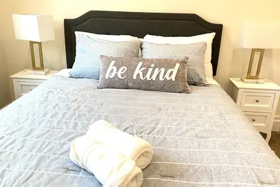 Image de Modern, Quiet 1426 Sf 2b 2. 5b Pasadena Townhome