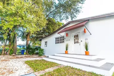 Image de 4Bed/2Bath Design-District Home W/Huge Patio & Bbq