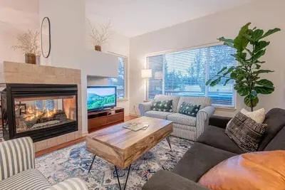 Image de Romantic Resort Home Private Jacuzzi + Plush Robes