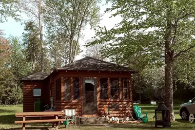 Image de Birch Breeze Bungalow:Summer by the Lake – Swim, Relax, and Soak Up the Sun!