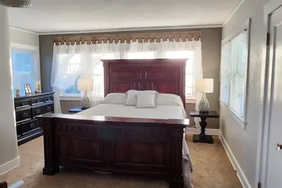 Image de French country home on 10 acres, near Int. airport