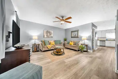 Image de Cozy, modern 2 story townhome!