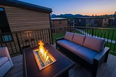 Image de Pet Friendly | Pool & Hot Tub | Comfy Deck Seating