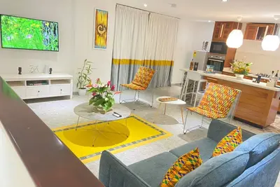 Image de 3 min walk to restaurants, Atm, Shops, pharmacy, prime area