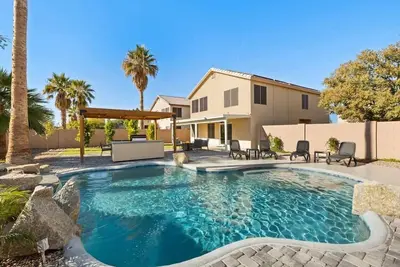 Image de Sun-Drenched Terrace: Chic w/Grille, Firepit, Pool
