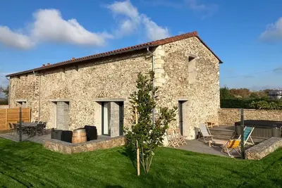 Image de Grande grange rénovée avec jardin et spa proche de Nantes