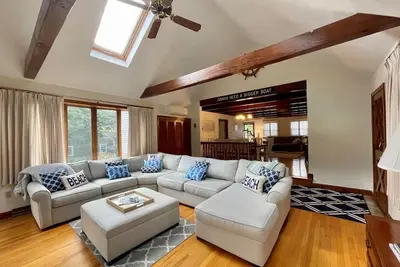 Image de Dog friendly home with large backyard!