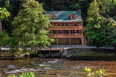 Image de Log cabin with large decks on the Bank of the Tuckasegee River.